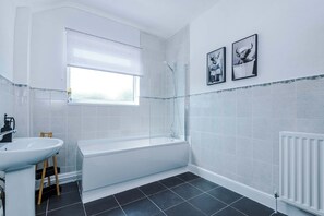 Shower, hair dryer, towels, shampoo - Stylish 2-Bed House in Crewe, Perfect for Business (Crewe)