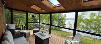 Charming lake front 2-bedroom cottage in serene Alexander with WiFi, AC