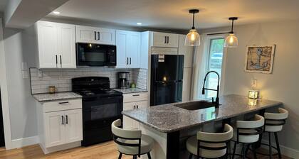 Charming lake front 2-bedroom cottage in serene Alexander with WiFi, AC