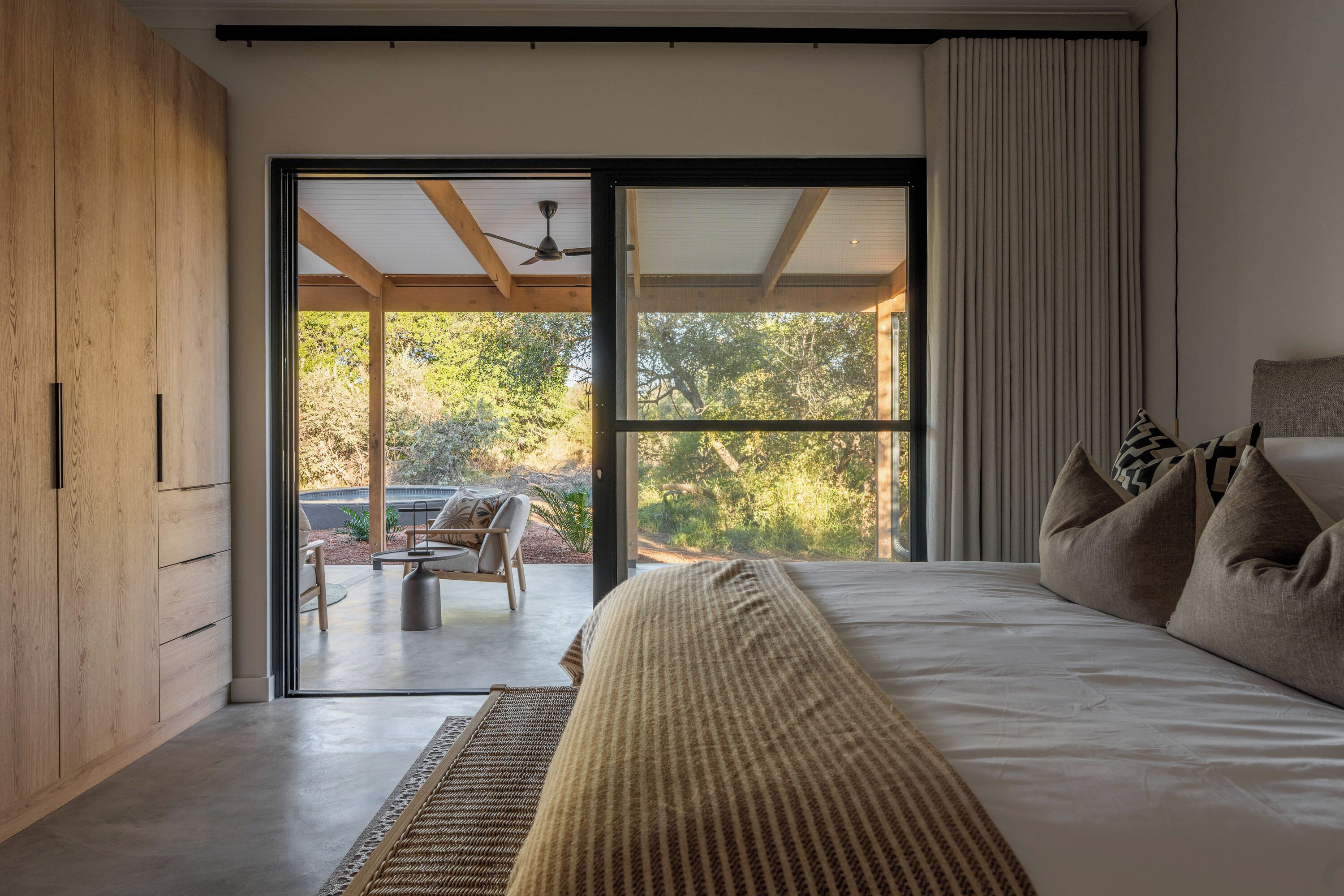 Luxury-Villa, Whirlpool | Zimmersafe, Schreibtisch, laptopgeeigneter Arbeitsplatz