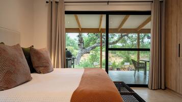 Luxe villa, 2 slaapkamers, patio, uitzicht op rivier | Een kluis op de kamer, een bureau, een laptopwerkplek