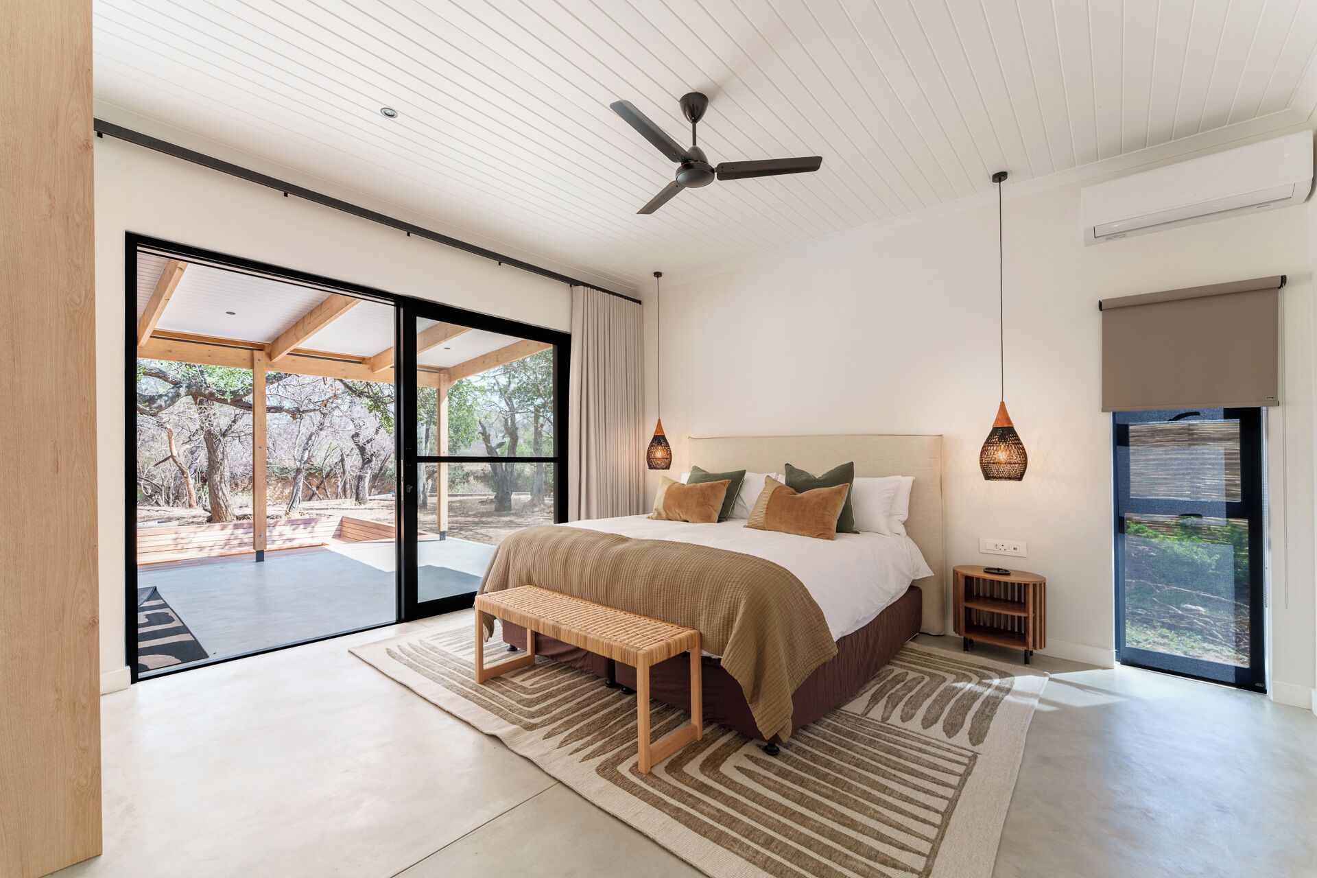 Villa de lujo, 2 habitaciones, patio, vistas al río | Caja fuerte, escritorio, espacio para trabajar con un portátil