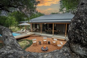 Fireplace - Nomads Den - Safari Villas in Hoedspruit (Hoedspruit)