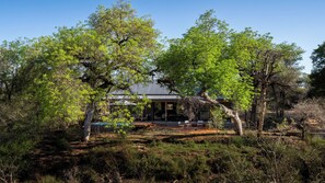 Vista frontal de la propiedad