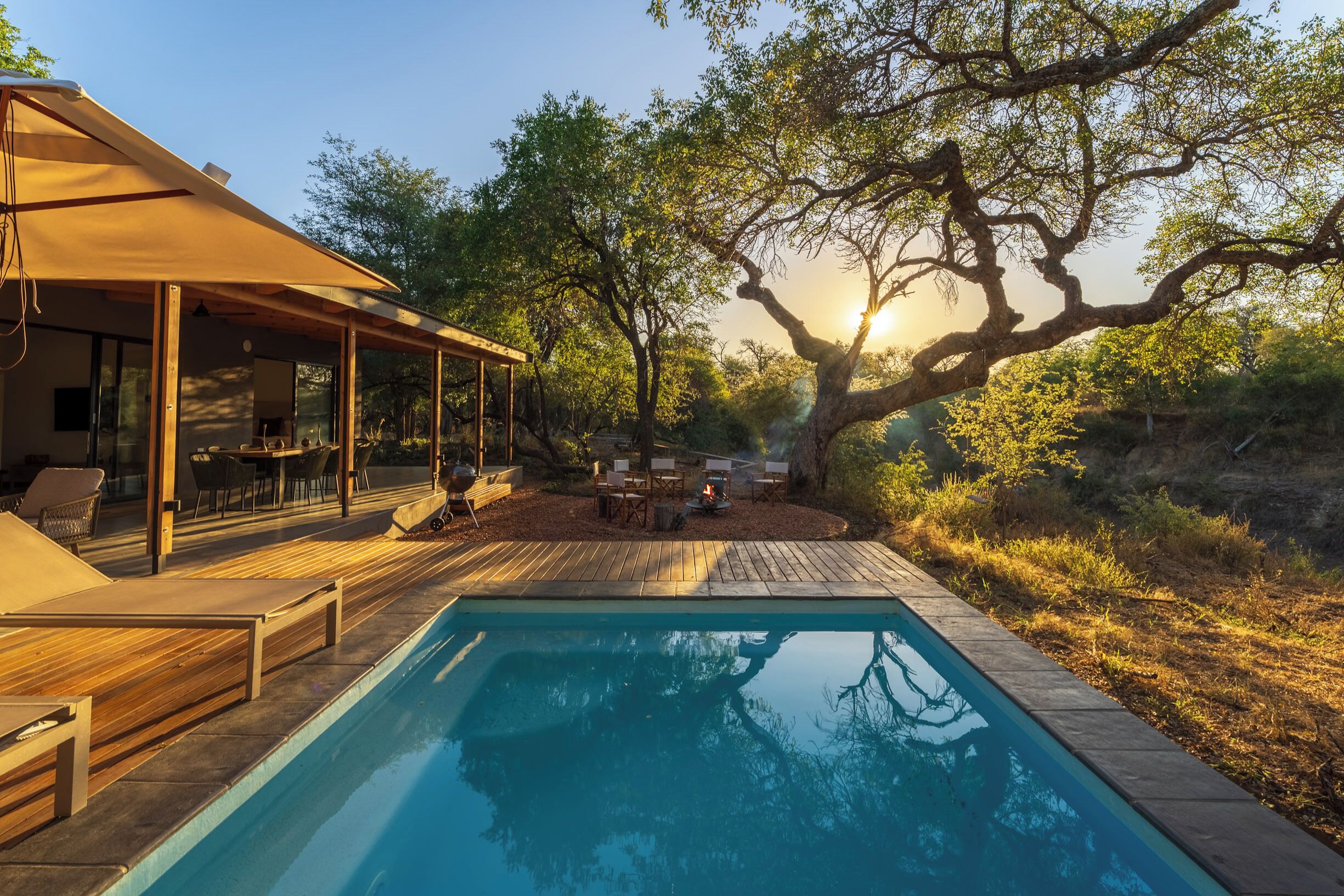 Una piscina al aire libre, sombrillas