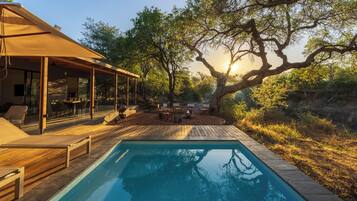 Piscine extérieure, parasols de plage