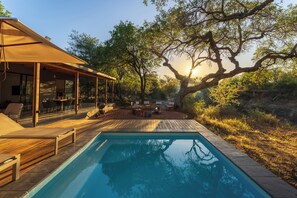 Alberca al aire libre y sombrillas en la alberca