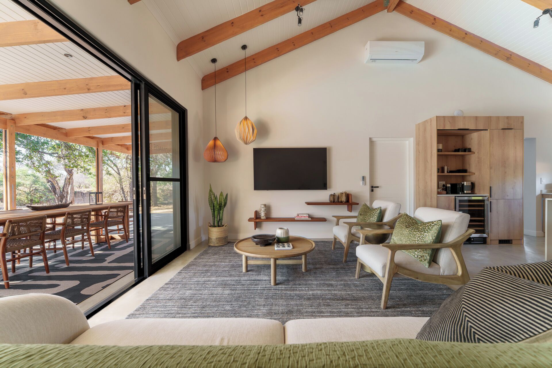 Villa de lujo, 2 habitaciones, patio, vistas al río | Zona de estar | Una televisión de pantalla plana, una impresora