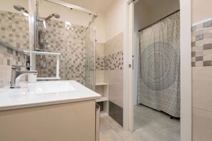 تجهيزات دش، مجففات شعر، مراحيض شطف، مناشف