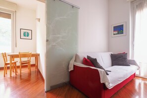 Smart TV, DVD player, livros