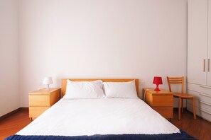 1 quarto, escrivaninha, ferros/tábuas de passar roupa, berço de viagem