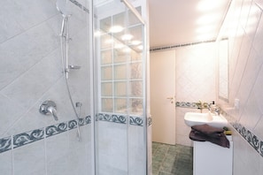 Regadera, secadora de cabello, bidet, toallas