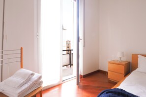 1 Schlafzimmer, Schreibtisch, Bügeleisen/Bügelbrett, Reisekinderbett