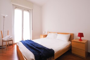 1 habitación, escritorio, tabla de planchar con plancha y cuna de viaje