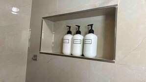 Shower, hair dryer, towels, soap - 2️⃣ Cozy cabin with WiFi and AC in amazing Miami (Miami)