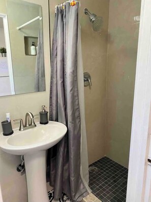 Dusche, Haartrockner, Handtücher, Seife