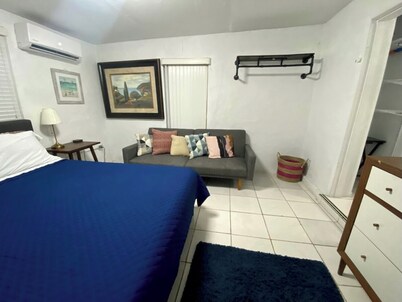 2️⃣ Cozy cabin with WiFi and AC in amazing Miami