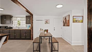 冷蔵庫、電子レンジ、オーブン、コンロ