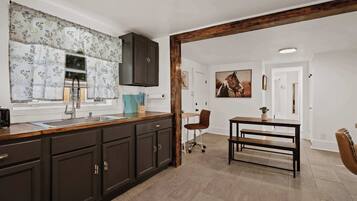 冷蔵庫、電子レンジ、オーブン、コンロ