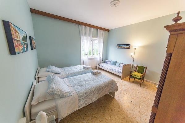 2 quartos, ferros/tábuas de passar roupa, Wi-Fi, roupa de cama