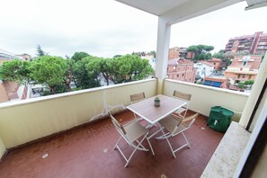 Outdoor dining - Raffaele's apartment, Tranquility and comfort, Suitable for small groups and families (Roma)