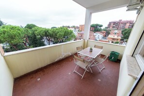 Outdoor dining - Raffaele's apartment, Tranquility and comfort, Suitable for small groups and families (Roma)