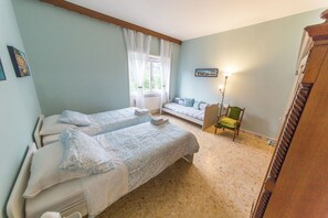Iron/ironing board, WiFi, bed sheets