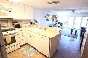 雪櫃、微波爐、焗爐、爐具