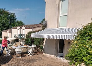 Outdoor dining - House in lovely gardens with shared pool in Dordogne, parking on site (Bouteilles Saint-Sébastien)