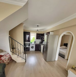 Apartamento standard, sacada, vista para a cidade | Cozinha privada | Geladeira, cooktop, talheres/pratos/utensílios de cozinha