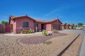 House (3 Bedrooms) | Interior - Near Golf Courses: Poolside Paradise in Yuma! (Yuma)