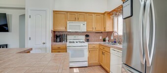 Near Golf Courses: Poolside Paradise in Yuma!