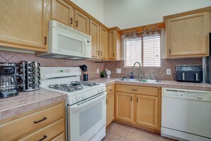 House (3 Bedrooms) | Interior - Near Golf Courses: Poolside Paradise in Yuma! (Yuma)