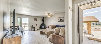 4 Mi to Museums: Roswell Getaway w/ Game Room!