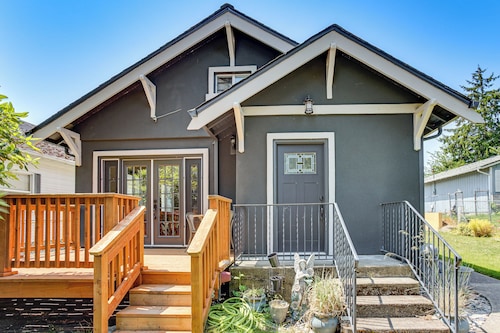 2 Mi to Dtwn Tacoma: Charming Home w/ Deck & Yard!