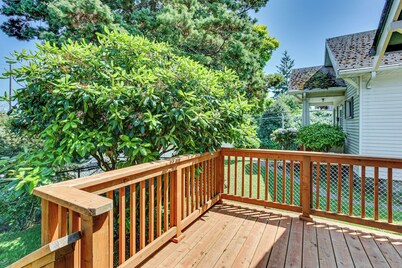 2 Mi to Dtwn Tacoma: Charming Home w/ Deck & Yard!