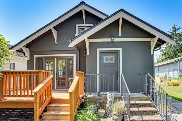 Interior - 2 Mi to Dtwn Tacoma: Charming Home w/ Deck & Yard! (Tacoma)