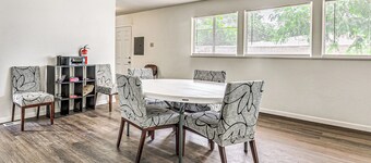 5 ไมล์ถึงพิพิธภัณฑ์ยูเอฟโอ: โรสเวลล์โฮมพร้อมสนามหญ้ากว้างขวาง!