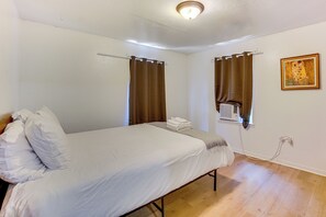 House (2 Bedrooms) | Interior - 3 Mi to Airport: Pet-friendly Home in Ontario Home (Ontario)