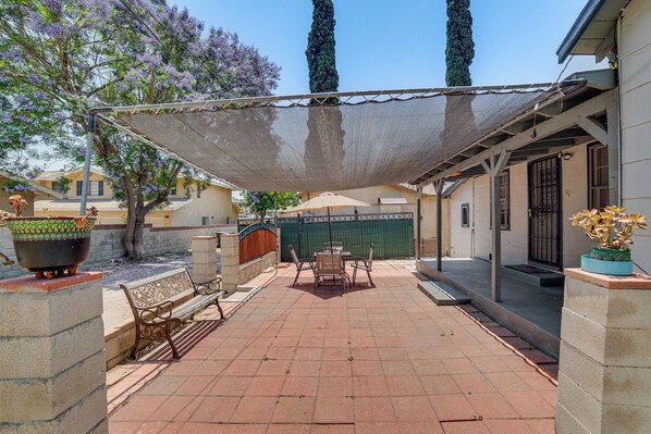 House (2 Bedrooms) | Interior - 3 Mi to Airport: Pet-friendly Home in Ontario Home (Ontario)