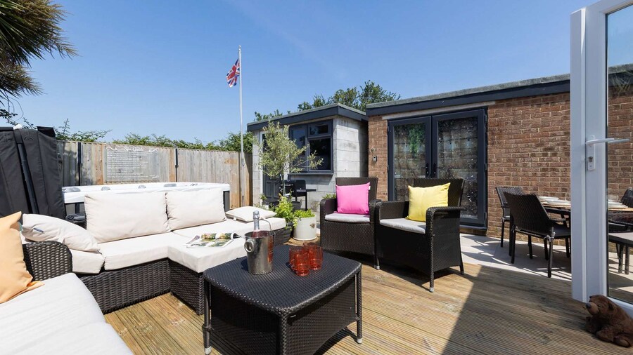 Coastal Retreat With Hot Tub Walk to Beach