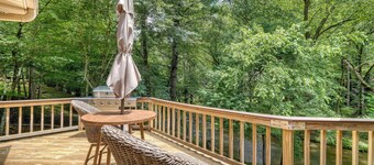 5 Mi to Dtwn Hiawassee: Creek-front Home w/ Deck