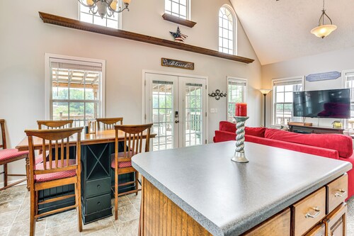 Tennessee River Retreat: Multi-level Deck & Views