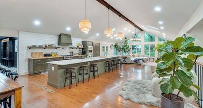 Hot Tub & Theater Room: Getaway in Falling Waters