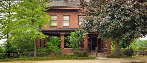 House (5 Bedrooms) | Front of property