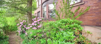 2 Mi to Lake Erie: Spacious Retreat Near Cafes!