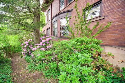 2 Mi to Lake Erie: Spacious Retreat Near Cafes!