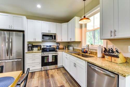 1 Mi to Lake Hartwell: Updated Retreat w/ Patio!