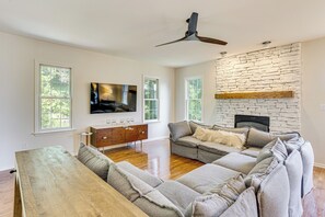 Interior - 5 Mi to Dtwn York: Spacious Family Home (York)