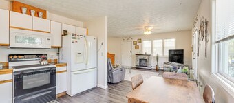 5 Mi to State Park: Mtn-view Apt in Anchorage